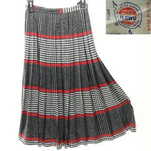 Vintage ILGWU Tag 70s Pleated Skirt • Union Made in the USA • Size Women's 6